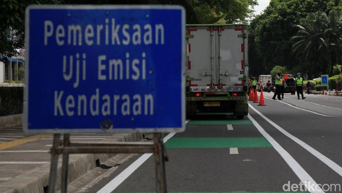 Petugas gabungan dari Dinas Lingkungan Hidup DKI Jakarta hingga kepolisian memberhentikan kendaraan untuk uji emisi di Jl Margono Djojohadikusumo, Jakarta Pusat, Selasa (22/11/2022).