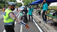 Petugas gabungan dari Dinas Lingkungan Hidup DKI Jakarta hingga kepolisian memberhentikan kendaraan untuk uji emisi di Jl Margono Djojohadikusumo, Jakarta Pusat, Selasa (22/11/2022).   