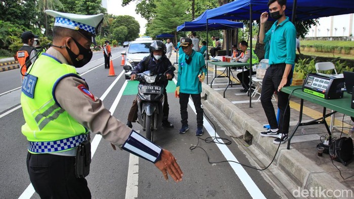 Petugas gabungan dari Dinas Lingkungan Hidup DKI Jakarta hingga kepolisian memberhentikan kendaraan untuk uji emisi di Jl Margono Djojohadikusumo, Jakarta Pusat, Selasa (22/11/2022).