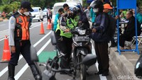 Banyak pengemudi kaget dan sempat mengira razia kelengkapan surat-surat kendaraan lantaran uji emisi dilakukan dengan memberhentikan kendaraan yang melintas.  