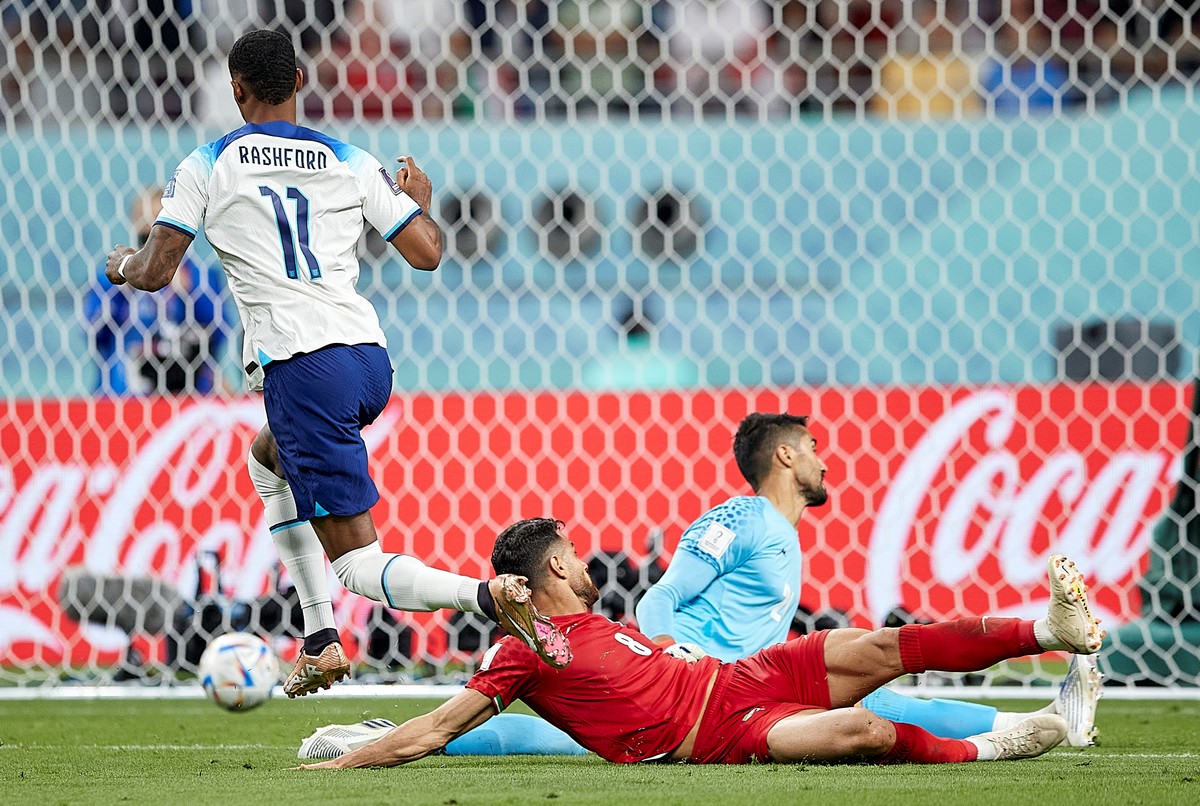 Pemain Inggris Marcus Rashford menciptakan dampak instan untuk mencetak gol ke gawang Iran. (Foto: Getty Images/Juan Luis Diaz)