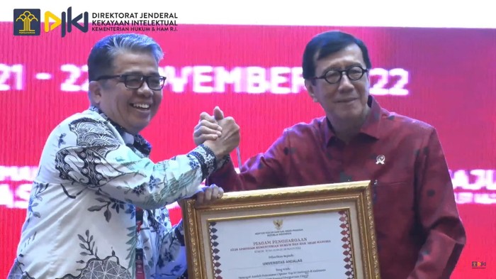 Rektor Unand Prof Yuliandri SH, MH menerima penghargaan dari Menkum HAM Yasonna Laoly