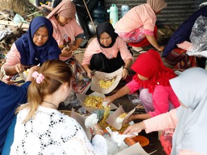 Emak-emak Relawan Ganjar Dirikan Dapur Umum untuk Korban Gempa Cianjur