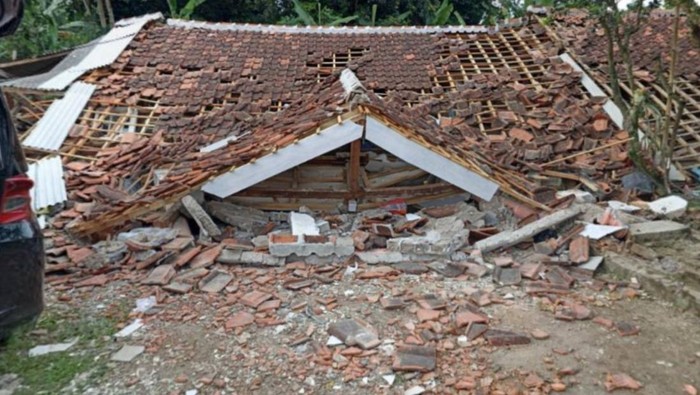 Reruntuhan akibat gempa Cianjur.