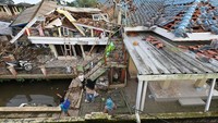 Penampakan dari atas rumah warga yang rusak terdampak gempa di Cianjur. Gempa juga merusak 2 jembatan dan jalan, serta longsor di jalan nasional. (Adek Berry/AFP/Getty Images)
