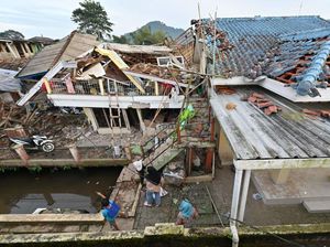 Jokowi Minta Menteri PUPR Bangunkan Rumah Tahan Gempa di Cianjur