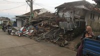 Sejumlah bangunan runtuh akibat gempa bumi di kawasan desa Nyalindung, kecamatan Cuguenang, Cianjur, Jawa Barat. Berdasarkan data yang dihimpun BPBD per Senin 21 November pukul 20.00, gempa berimbas pada kerusakan sebanyak 2.345 unit rumah atau bangunan. (Eko Siswono Toyudho/Anadolu Agency/Getty Images)