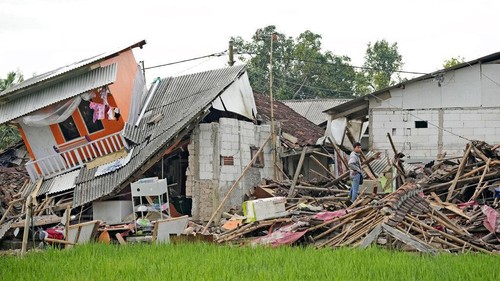 A man inspects damaged houses at a neighborhood affected by Mondays earthquake in Cianjur, West Java, Indonesia Tuesday, Nov. 22, 2022. The earthquake has toppled buildings on Indonesias densely populated main island, killing a number of people and injuring hundreds. (AP Photo/Tatan Syuflana)