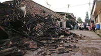 Penampakan rumah yang roboh akibat gempa Cianjur. Selanjutnya untuk fasilitas kesehatan yang terdampak antara lain RSUD Cianjur, RS Dr. Hafidz, Puskesmas Cugenang, dan BKPM. (AP Photo/Rangga Firmansyah)