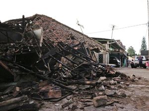 Saksi Mata Gempa Cianjur: Duka Korban Cari Keluarga Hilang