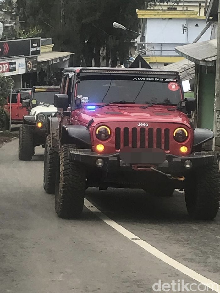 Rombongan rubicon paksa masuk bromo