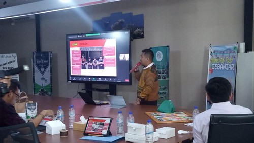 Salah satu peserta presentasikan UMKM dalam kegiatan puncak Floratama Academy 2022, di Labuan Bajo, Selasa (22/11/2022)