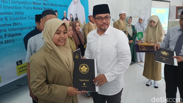 Santriwati MA Model Zainul Hasan Genggong peraih penghargaan internasional di Canada