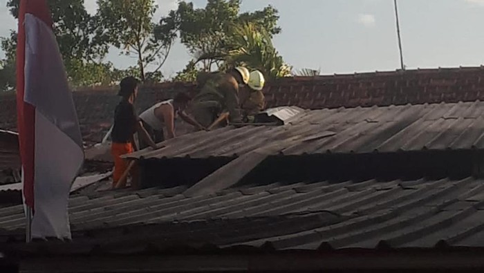 Satu unit rumah di Matraman, Jakarta Timur (Jaktim), terbakar. Dua orang terluka akibat insiden tersebut. (dok IG @humasjakfire)