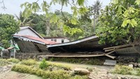 Sebanyak 30 rumah di Kecamatan Amarasi Selatan, Kabupaten Kupang, Provinsi Nusa Tenggara Timur (NTT), terdampak gempa bumi 5,5 magnitudo, Minggu (20/11/2022) malam. Camat Amarasi Selatan Tonci Teuf mengatakan, data terkini sebanyak 30 rumah rusak. Foto: Yufen Ernesto