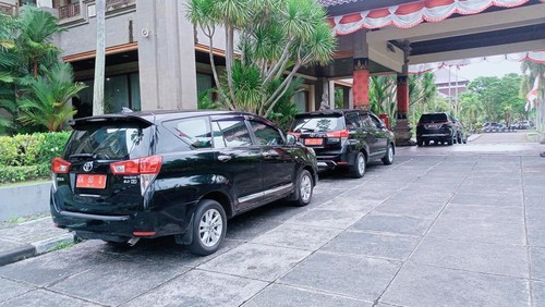 Sejumlah kendaraan dinas Pemkab Badung. Pemkab Badung mulai mengkaji penggantian mobil dinas konvensional dan beralih ke kendaraan listrik berbasis baterai.