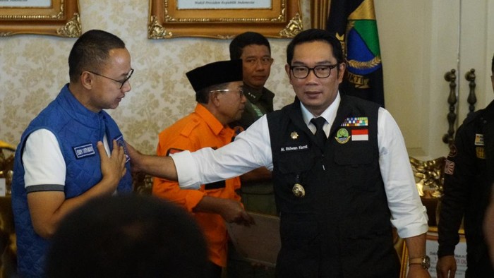 Sekjen PAN yang juga Anggota DPR Dapil Cianjur Eddy Soeparno turun langsung ke wilayah bencana membantu pemulihan korban gempa Cianjur. Pria yang akrab disapa Kang Eddy ini menyalurkan bantuan berupa makanan, obat-obatan dan tenda untuk korban gempa di RSUD Cianjur