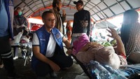Eddy Soeparno mengunjungi korban gempa yang dirawat di tenda darurat.