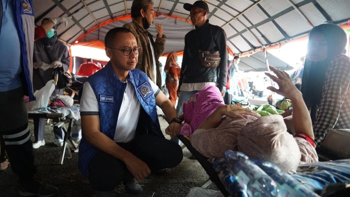 Sekjen PAN Salurkan Bantuan untuk Korban Gempa Cianjur Sekjen PAN yang juga Anggota DPR Dapil Cianjur Eddy Soeparno turun langsung ke wilayah bencana membantu pemulihan korban gempa Cianjur. Pria yang akrab disapa Kang Eddy ini menyalurkan bantuan berupa makanan, obat-obatan dan tenda untuk korban gempa di RSUD Cianjur