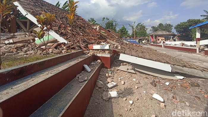 Sekolah Ambruk Akibat Gempa di Cianjur