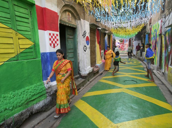 KOLKATA, INDIA - NOVEMBER 21: A North Kolkata neighbourhood (para) is decked up with FIFA World Cup 2022 theme, main focus on Brazil during Qatar World Cup 2022 on November 21, 2022 in Kolkata, India. (Photo by Samir Jana/Hindustan Times via Getty Images)