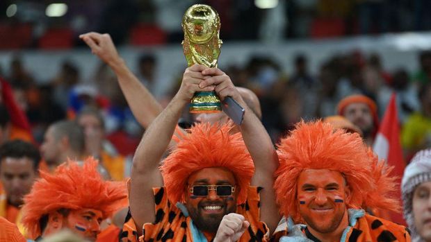 TOPSHOT - Netherlands' fans are seen ahead of the Qatar 2022 World Cup Group A football match between Senegal and the Netherlands at the Al-Thumama Stadium in Doha on November 21, 2022. (Photo by Glyn KIRK / AFP) (Photo by GLYN KIRK/AFP via Getty Images)