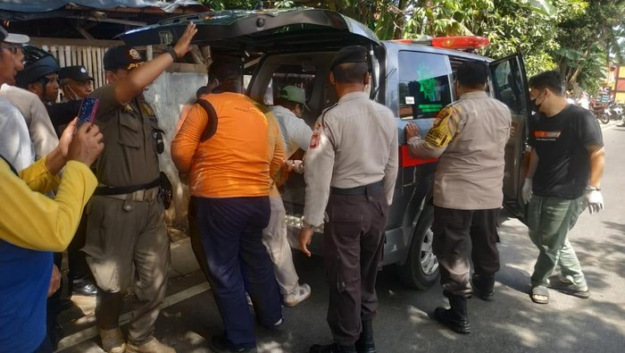 Seorang pria nekat bunuh diri dengan gantung diri di dahan pohon, Jagakarsa, Jaksel, Selasa (22/11/2022).