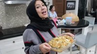 Dekat dari dapur, ada meja makan kecil yang warnanya senada dengan furnitur lainnya. Meja makan itu kerap dijadikan Shanty untuk menaruh aneka lauk. Foto: Instagram & YouTube Shanty Denny