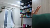 Dapur kotor di rumah Shanty Denny ini tak begitu rapi. Ia memiliki rak yang berisikan tempat makan untuk menaruh bekal makanan. Foto: Instagram & YouTube Shanty Denny