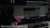 Kalau yang sering masuk dalam konten memasaknya adalah dapur bersih. Shanty juga memiliki dapur kotor yang lebih luas. Peralatan dapurnya juga lengkap, bahkan ada oven tanam. Foto: Instagram & YouTube Shanty Denny