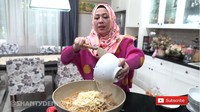 Dapur di rumah Shanty Denny ini tak begitu besar, namun tampilannya yang klasik memperindah dapurnya. Furniturnya didominasi warna putih dan hitam, ada banyak pajangan bunga di sekelilingnya. Foto: Instagram & YouTube Shanty Denny