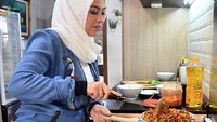 Setiap harinya, Shanty Denny suka memasak untuk keluarga. Ia sering membuat tumisan bercita rasa pedas favoritnya. Foto: Instagram & YouTube Shanty Denny