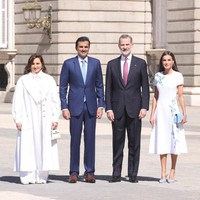 Kala itu Sheikha Jawaher tampil mengenakan busana serba putih. Dia memadankan kemeja, celana panjang berpotongan longgar dan mantel oversized.  Foto: Anadolu Agency via Getty Images/Anadolu Agency