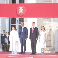 Sebagai istri pertama, Sheikha Jawaher berhak mendampingi Sheikh Tamim ke berbagai acara resmi kenegaraan. Sang Emir Qatar sendiri menjalani pernikahan poligami dengan tiga istri. Foto: Anadolu Agency via Getty Images/Anadolu Agency
