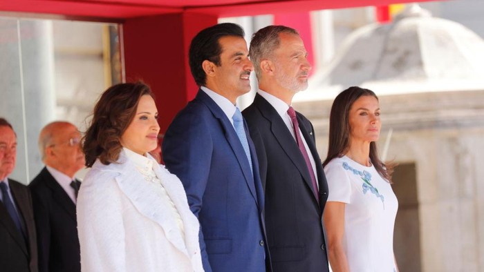 Sheikh Tamim dan Sheikha Jawaher MADRID, SPAIN - MAY 17: (----EDITORIAL USE ONLY â MANDATORY CREDIT - ROYAL PALACE OF SPAIN / HANDOUT - NO MARKETING NO ADVERTISING CAMPAIGNS - DISTRIBUTED AS A SERVICE TO CLIENTS----) Qatari Emir Sheikh Tamim bin Hamad Al-Thani (C-L) is welcomed with an official ceremony by King of Spain Felipe VI (C-R) at the Royal Palace in Madrid, Spain on May 17, 2022. Queen of Spain Letizia and Qatari Sheikh Tamims wife Sheikha Cevahir bint Hamad bin Suhaim Al-Sani were present at the welcoming ceremony. (Photo by İspanya Kraliyet Sarayı/Anadolu Agency via Getty Images)