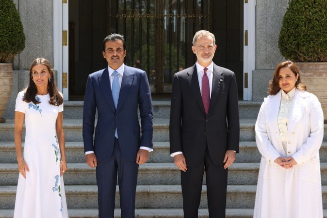 Wanita 38 tahun ini jarang muncul di muka publik. Salah satu kemunculannya yang langka adalah ketika mendampingi Emir Qatar kunjungan kenegaraan ke Spanyol pada Mei 2022. Ia berfoto bersama Raja Felipe dan Ratu Letizia. Foto: Anadolu Agency via Getty Images/Anadolu Agency