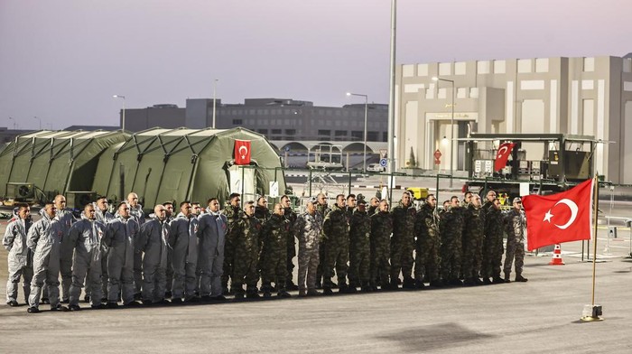 Siaga Pasukan Turki Ikut Jaga Piala Dunia Qatar dari Terorisme DOHA, QATAR - NOVEMBER 19: The members of the defense squadron of the Chemical, Biological, Radiological and Nuclear (CBRN) Defense Division of the Turkish Armed Forces are seen in an active role against the chemical and nuclear threat at the FIFA 2022 World Cup in Doha, Qatar on November 19, 2022. The defense division, is on duty on a 24-hour basis for all kinds of chemical, biological, and nuclear attacks with the equipment in its inventory. (Photo by Emin Sansar/Anadolu Agency via Getty Images)