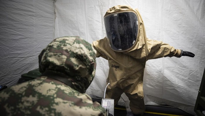 Siaga Pasukan Turki Ikut Jaga Piala Dunia Qatar dari Terorisme DOHA, QATAR - NOVEMBER 19: The members of the defense squadron of the Chemical, Biological, Radiological and Nuclear (CBRN) Defense Division of the Turkish Armed Forces are seen in an active role against the chemical and nuclear threat at the FIFA 2022 World Cup in Doha, Qatar on November 19, 2022. The defense division, is on duty on a 24-hour basis for all kinds of chemical, biological, and nuclear attacks with the equipment in its inventory. (Photo by Emin Sansar/Anadolu Agency via Getty Images)