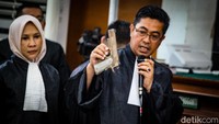 Jaksa menunjukkan barang bukti pistol. Ferdy Sambo dan Putri diadili dengan Pasal 340 KUHP subsider Pasal 338 KUHP juncto Pasal 55 ayat 1 ke-1 KUHP.  