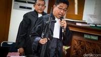 Selain pistol, jaksa juga membawa barang bukti senjata laras panjang.  