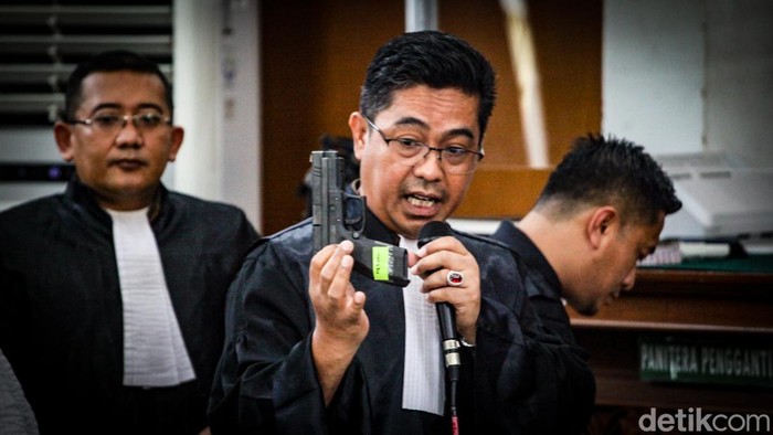 Jaksa penuntut umum membawa sejumlah barang bukti di sidang kasus pembunuhan terhadap Brigadir J. Barang bukti tersebut antara lain pistol HS 9 sampai Glock 17, Selasa, 22/11/2022.