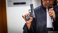 Barang bukti yang dibawa jaksa antara lain pistol HS 9 yang tidak sengaja terjatuh oleh Sambo, sampai Glock 17 untuk mengeksekusi Brigadir Yosua Hutabarat (Brigadir J).