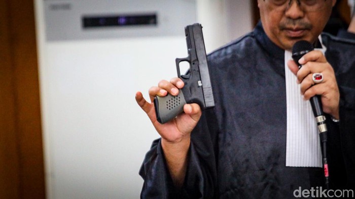 Jaksa penuntut umum membawa sejumlah barang bukti di sidang kasus pembunuhan terhadap Brigadir J. Barang bukti tersebut antara lain pistol HS 9 sampai Glock 17, Selasa, 22/11/2022.