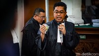 Jaksa juga menunjukkan barang bukti berupa peluru.  