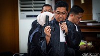 Jaksa menunjukkan barang bukti pistol. Ferdy Sambo juga didakwa merintangi penyidikan dalam kasus pembunuhan Brigadir J. Ferdy Sambo didakwa dengan Undang-Undang No 19 Tahun 2016 tentang Perubahan atas Undang-Undang Nomor 11 Tahun 2008 tentang Informasi dan Transaksi Elektronik dan KUHP.  