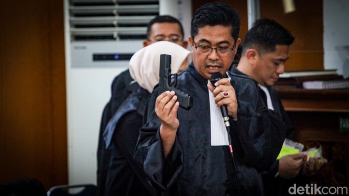 Jaksa penuntut umum membawa sejumlah barang bukti di sidang kasus pembunuhan terhadap Brigadir J. Barang bukti tersebut antara lain pistol HS 9 sampai Glock 17, Selasa, 22/11/2022.
