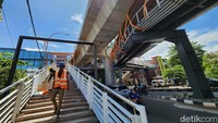 Para pekerja menyelesaikan proses pembangunan jembatan penghubung Stasiun Kebayoran ke Halte Busway Koridor 13 (Tendean-Ciledug) dan Koridor 8 (Lebak Bulus-Harmoni).
