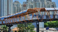 Jembatan tersebut membuat penumpang yang hendak berpindah moda transportasi tidak perlu turun ke jalan raya sehingga waktu tempuh dapat lebih efektif.