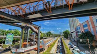Terdapat fasilitas lift dan eskalator di skywalk tersebut.