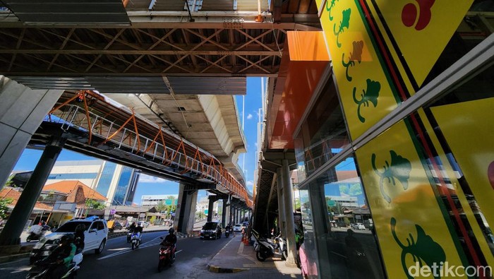 Skywalk Kebayoran Mulai Terlihat, Ada Lift dan Eskalator Progres pembangunan skywalk penghubung halte dan Stasiun Kebayoran Lama masih terus dikebut. Yuk, intip lagi foto-fotonya.